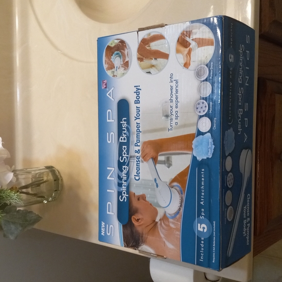 Spinning Spa Brush with 5 attachments - Picture 2 of 9